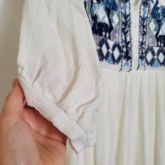 Gorgeous white tunic top with detailed blue embroidered front and button closure - Picture 6 of 7